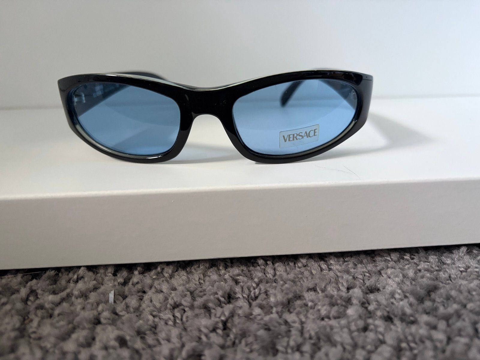 Vintage Gianni Versace Zonnebril Zwart met Blauwe Glazen, Zonnebril, Verzenden, Zwart, Gianni Versace