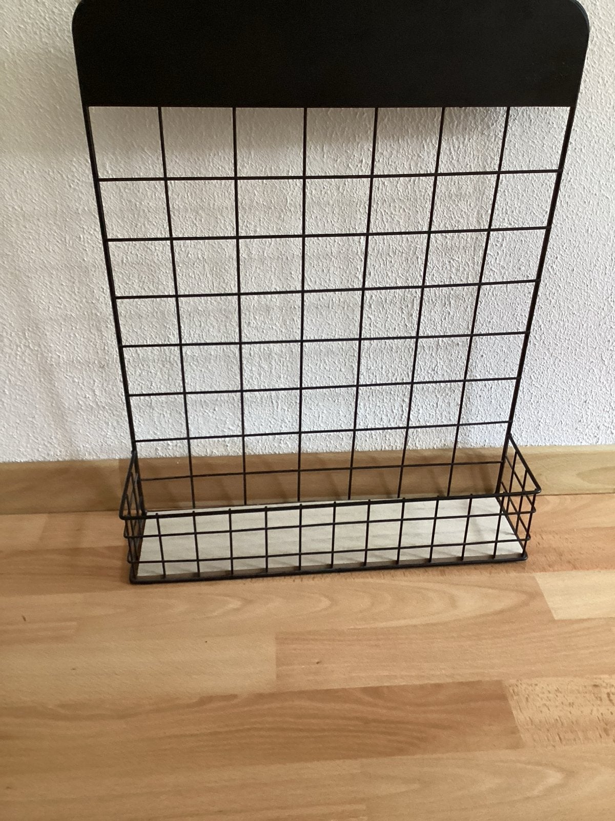 Zwart metalen raster met houten plankje, Ophalen, Zo goed als nieuw