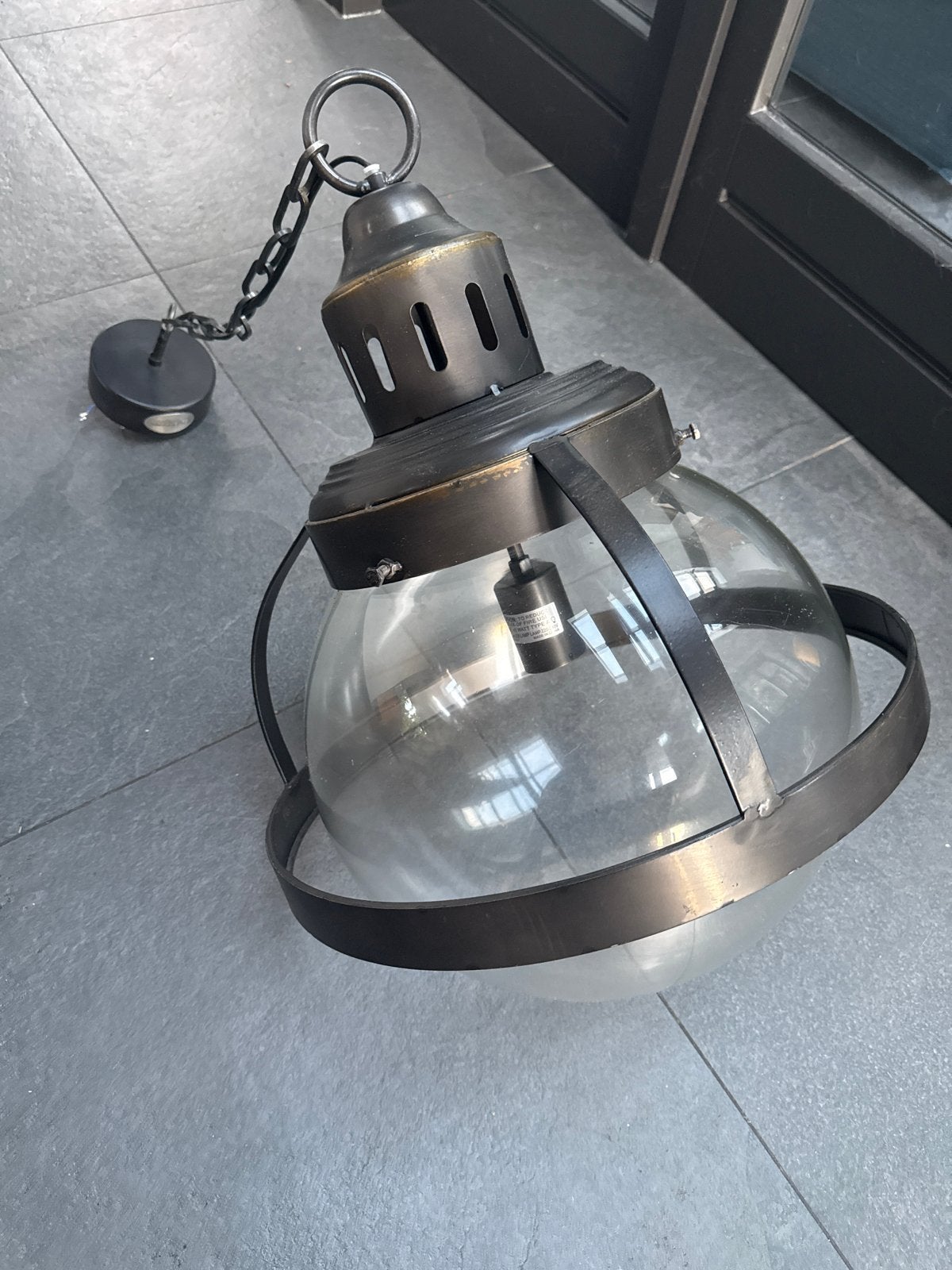 Vintage hanglamp met glazen bol en metalen frame, Ophalen, Zo goed als nieuw, Glas, E27 (groot)