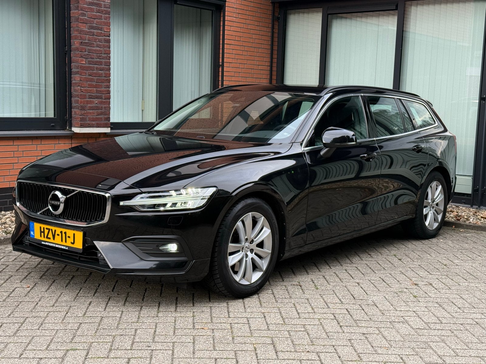 Volvo V60 B3 163pk Geartronic 2021 Zwart - Goed optiepakket!, Stof, 1800 kg, 4 cilinders, 1969 cc