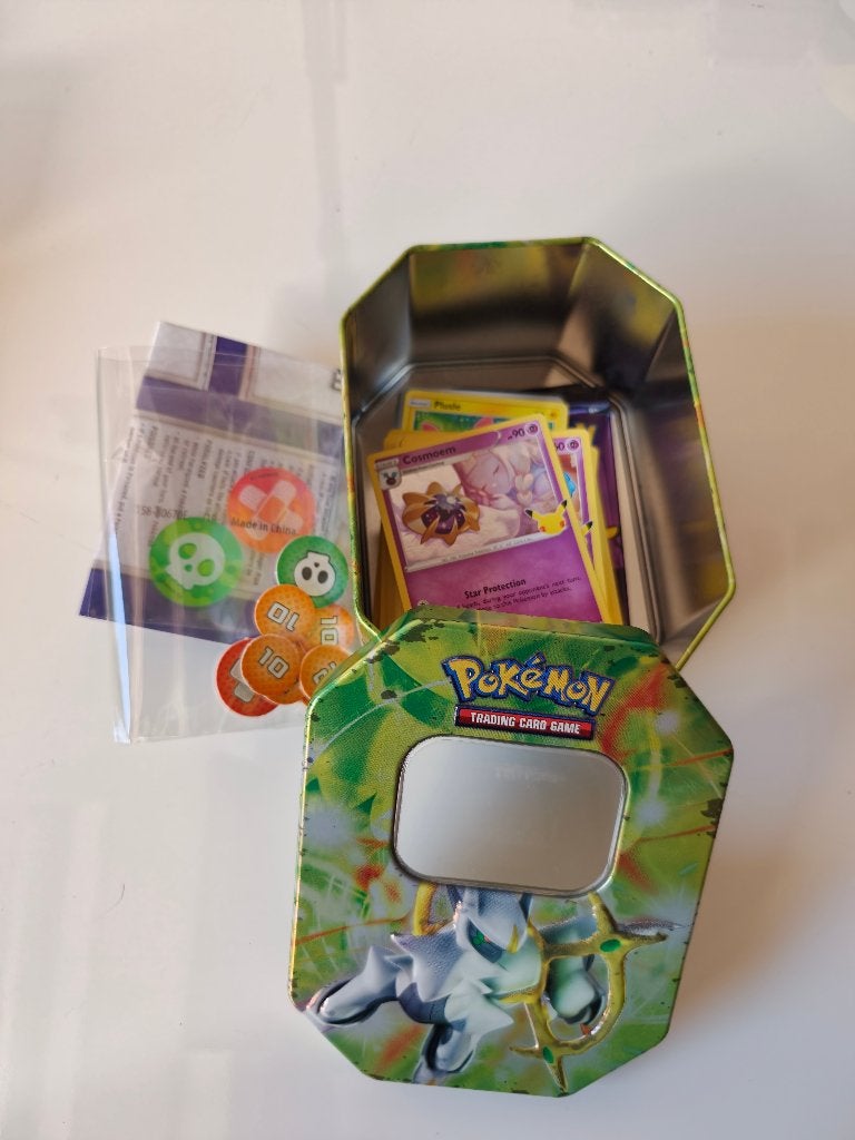 Pokemon tin + 120 kaarten en items, Ophalen of Verzenden, Zo goed als nieuw, Meerdere kaarten