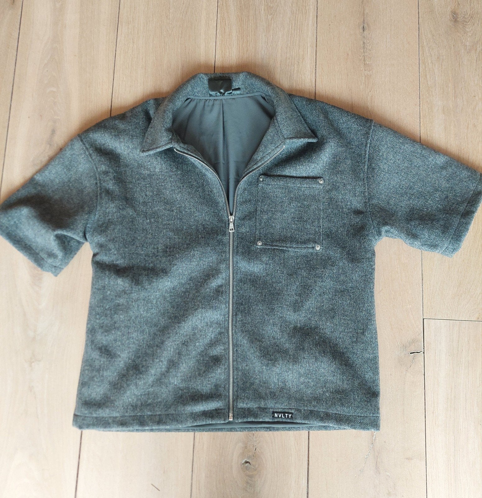 Overshirt van NVLTY.  Maat L, Ophalen of Verzenden, Zo goed als nieuw, Halswijdte 41/42 (L), Grijs
