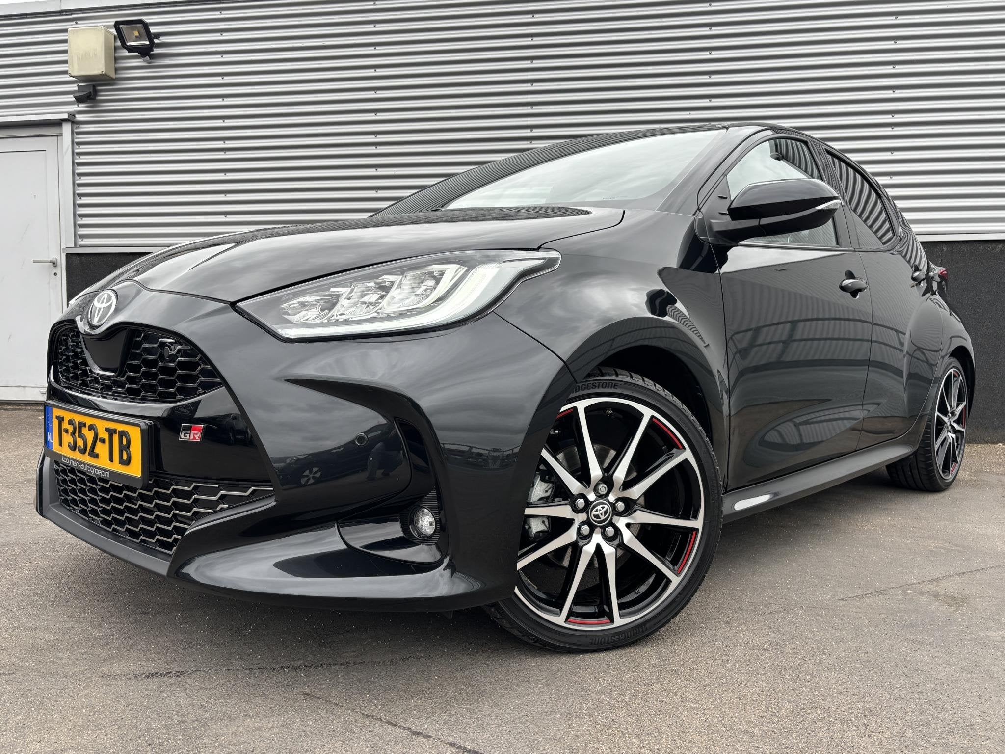 Toyota Yaris 1.5 Hybrid GR Sport Nieuw geleverd, 1e eign. Do, Auto's, Dealer onderhouden, 450 kg, Gebruikt, Euro 6