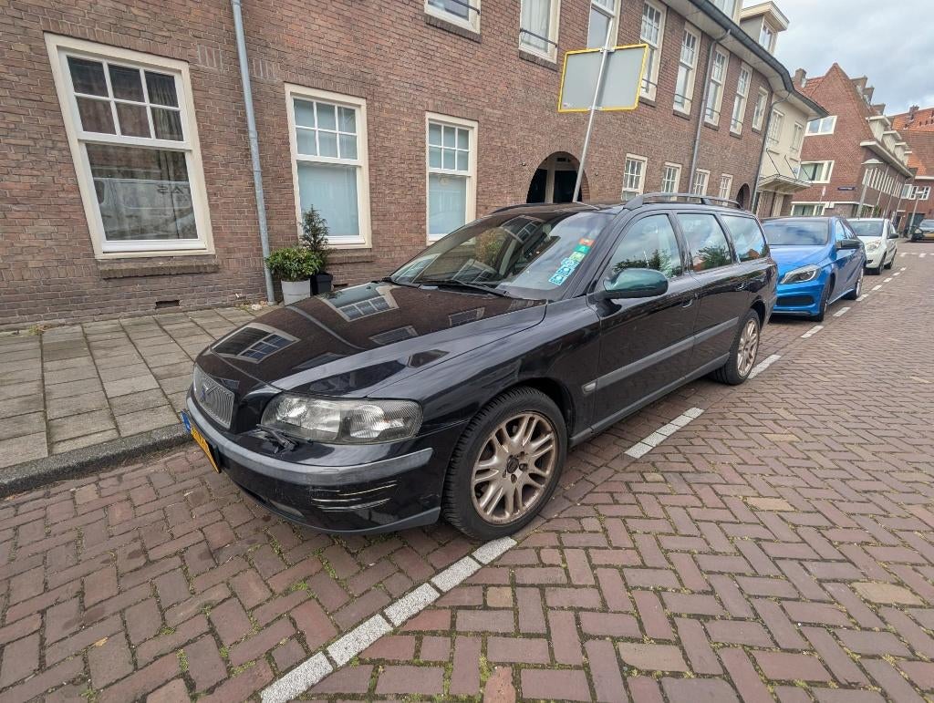 Volvo V70 2.4 170PK 2001 Zwart, Auto's, Volvo, Voorwielaandrijving, 1800 kg, Zwart, Zwart
