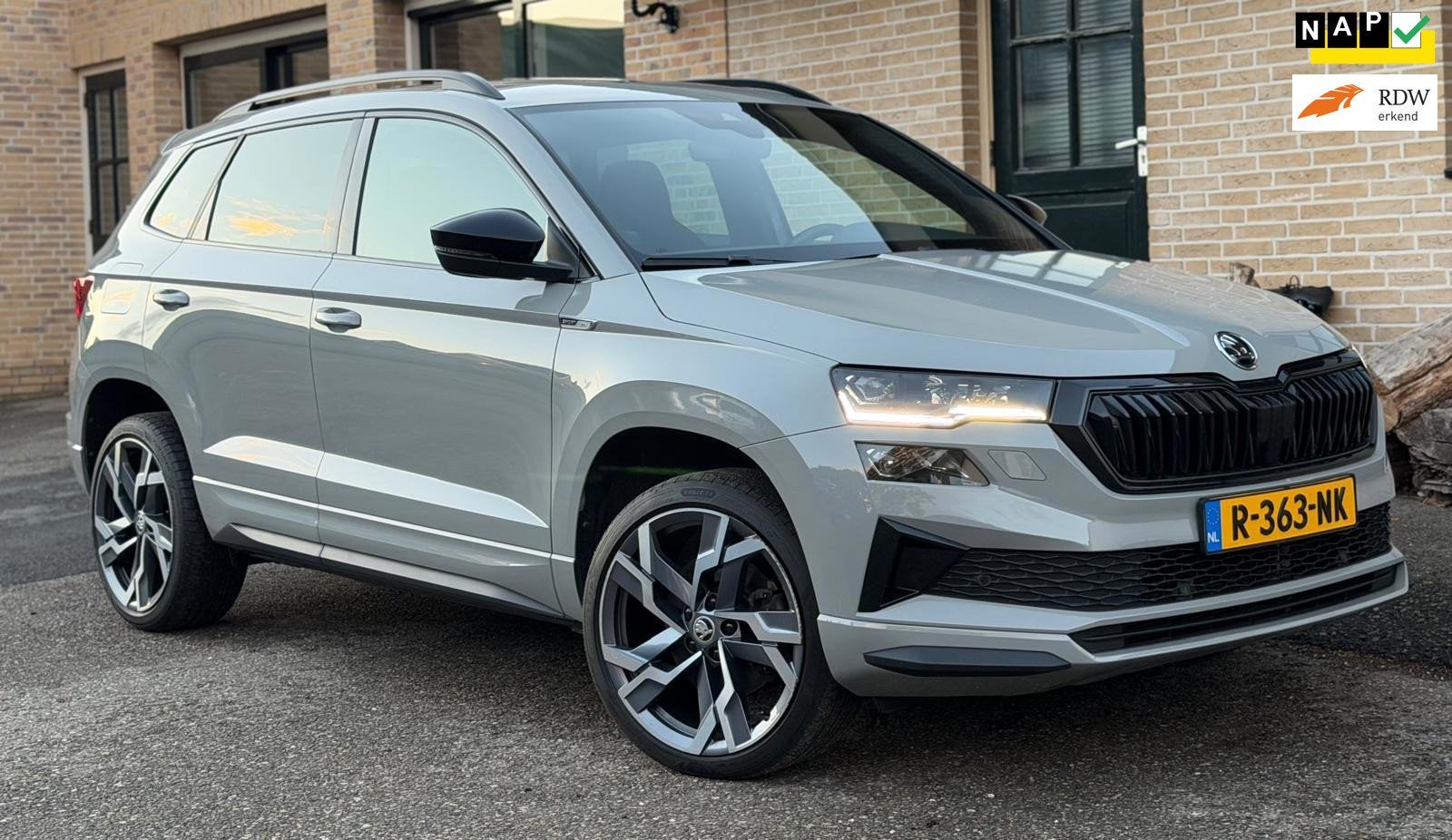 Skoda Karoq 1.5 TSI ACT Sportline |DSG|CAMERA|CARPLAY, Auto's, Dealer onderhouden, Stof, 4 cilinders, 150 pk