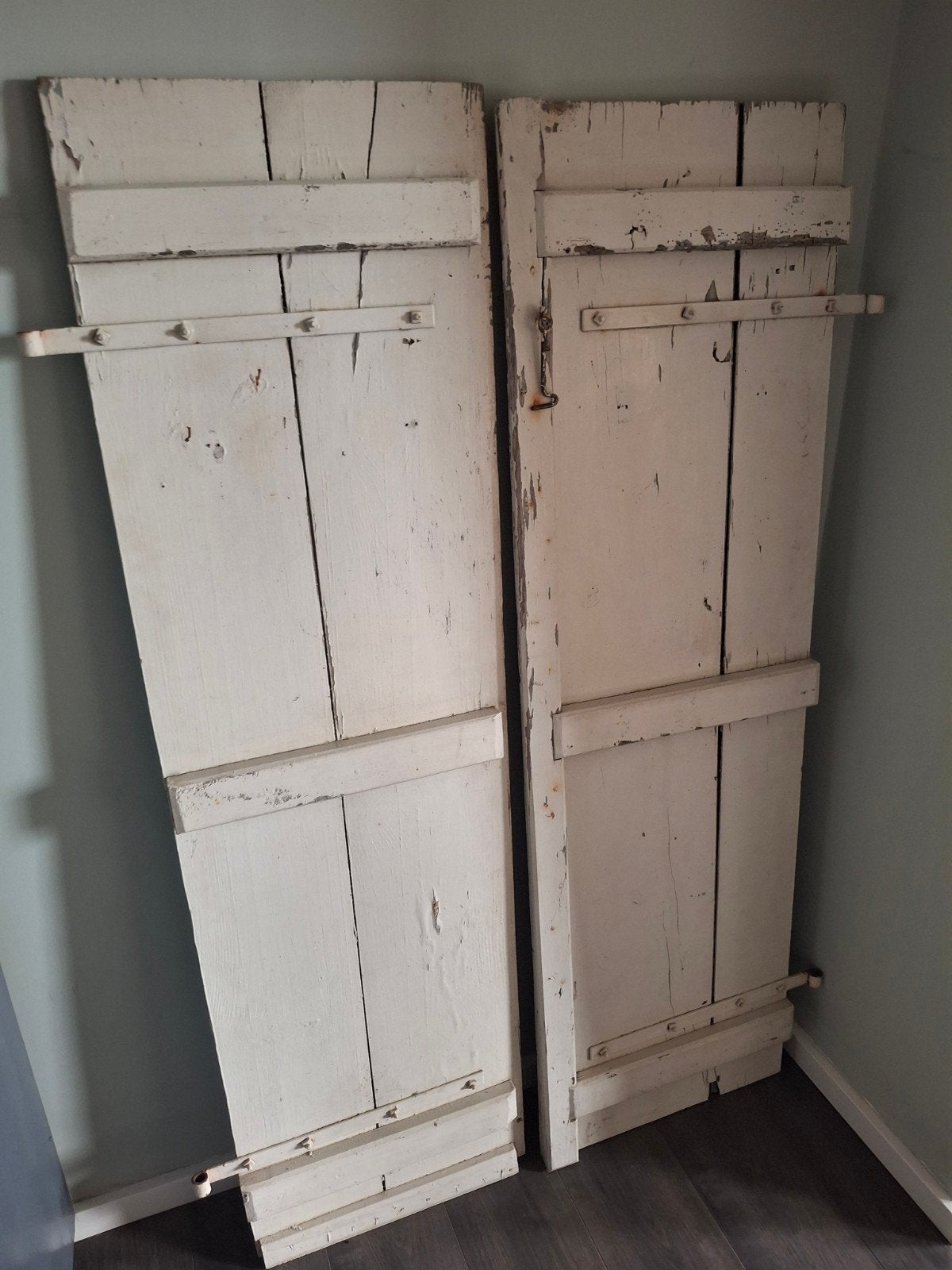 2 oude witte (raam) luiken, Ophalen, Gebruikt