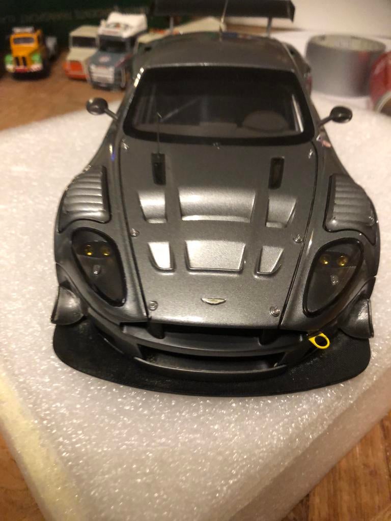 ASTON MARTIN DBR 9 DONKERGRIJS METAL, Hobby en Vrije tijd, Modelauto's | 1:18, Ophalen of Verzenden, Zo goed als nieuw, Autoart