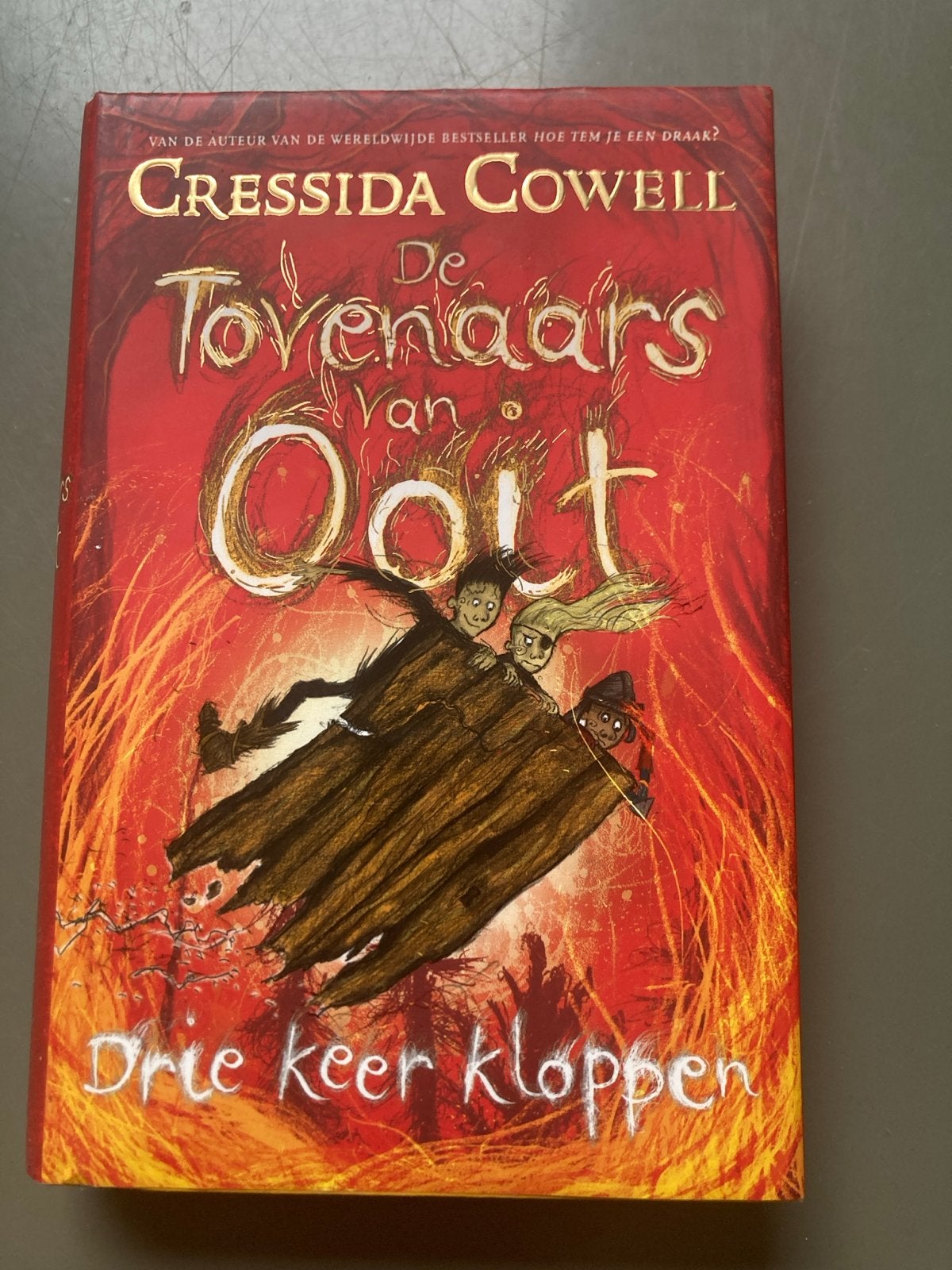 De Tovenaars van Ooit: Drie keer kloppen - Cressida Cowell, Ophalen of Verzenden, Zo goed als nieuw, Fictie