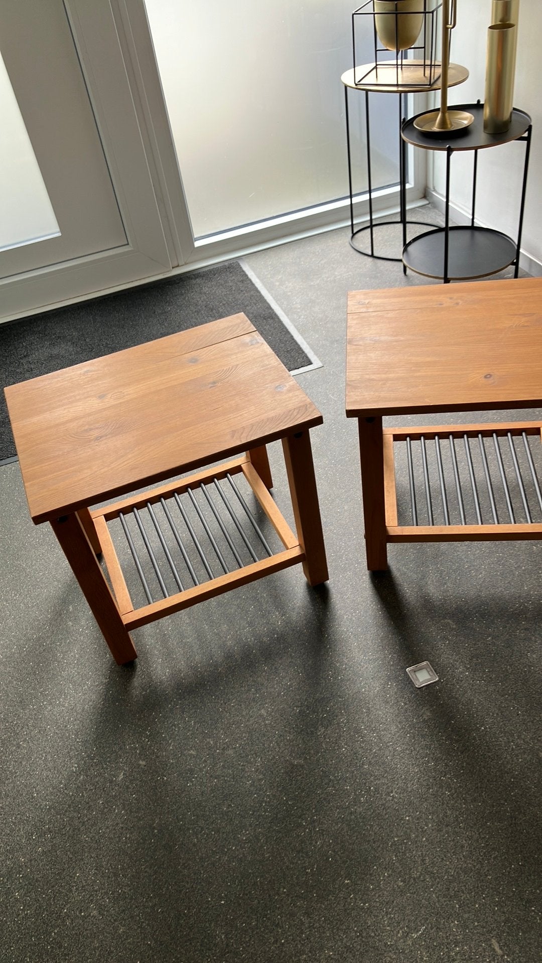 2 houten nachtkastjes/tafeltjes, Ophalen, Zo goed als nieuw, Minder dan 45 cm