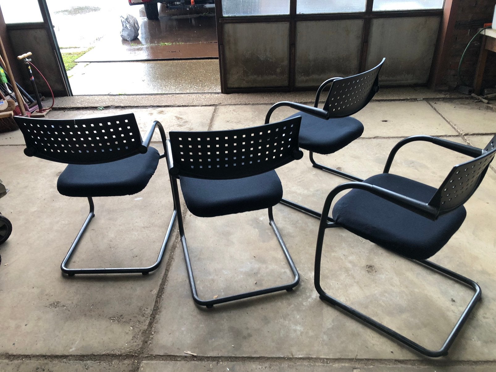 Vitra buisstoelen zwart 4 stuks €75!!, Huis en Inrichting, Gebruikt, Zwart, Metaal, Vier
