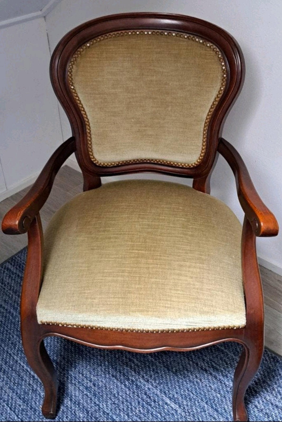 Klassieke houten stoel met gestoffeerde zitting, Ophalen