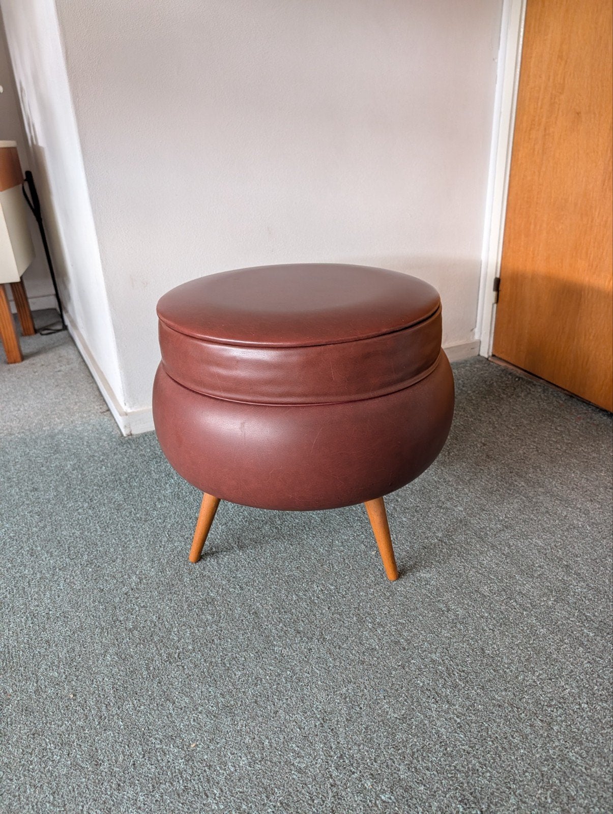 Retro poef met opbergruimte - Bruin leer, Huis en Inrichting, Banken | Voetenbanken en Poefen, Minder dan 50 cm, Gebruikt, Rond