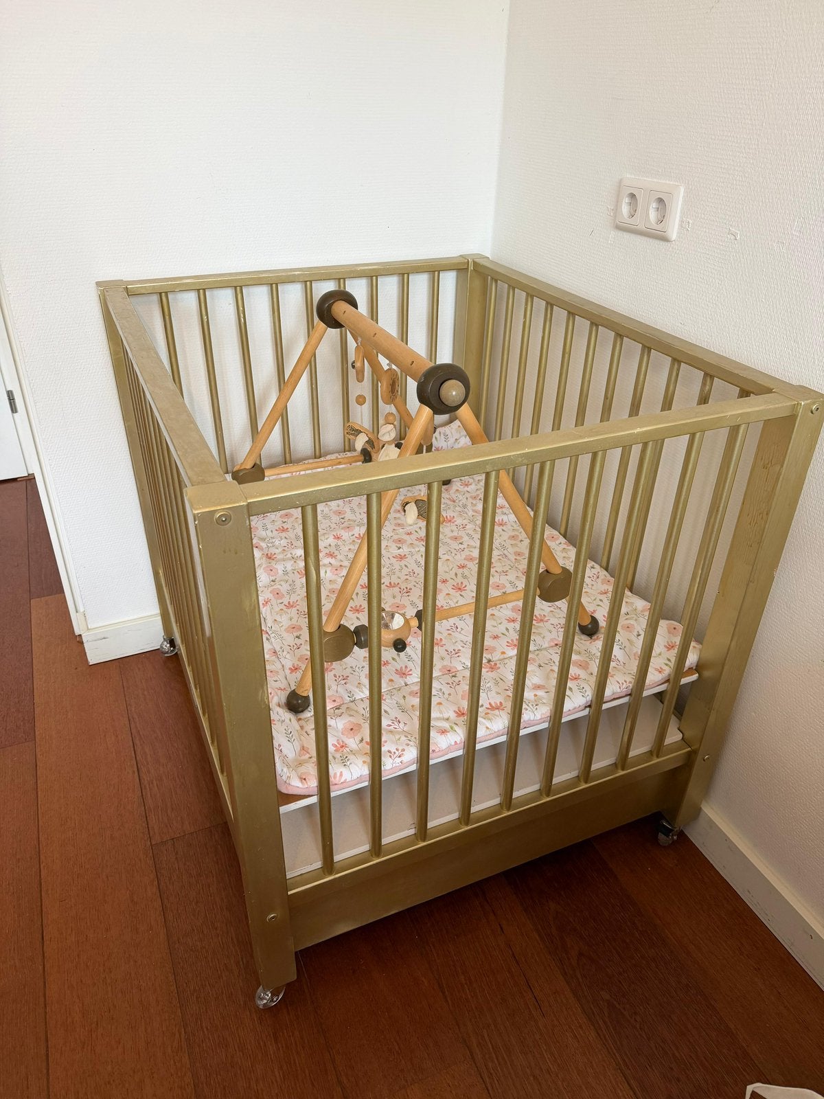 Gouden box met wieltjes en verstelbare bodem - Babybox goud, Ophalen, Gebruikt, Rechthoekig, In hoogte verstelbaar