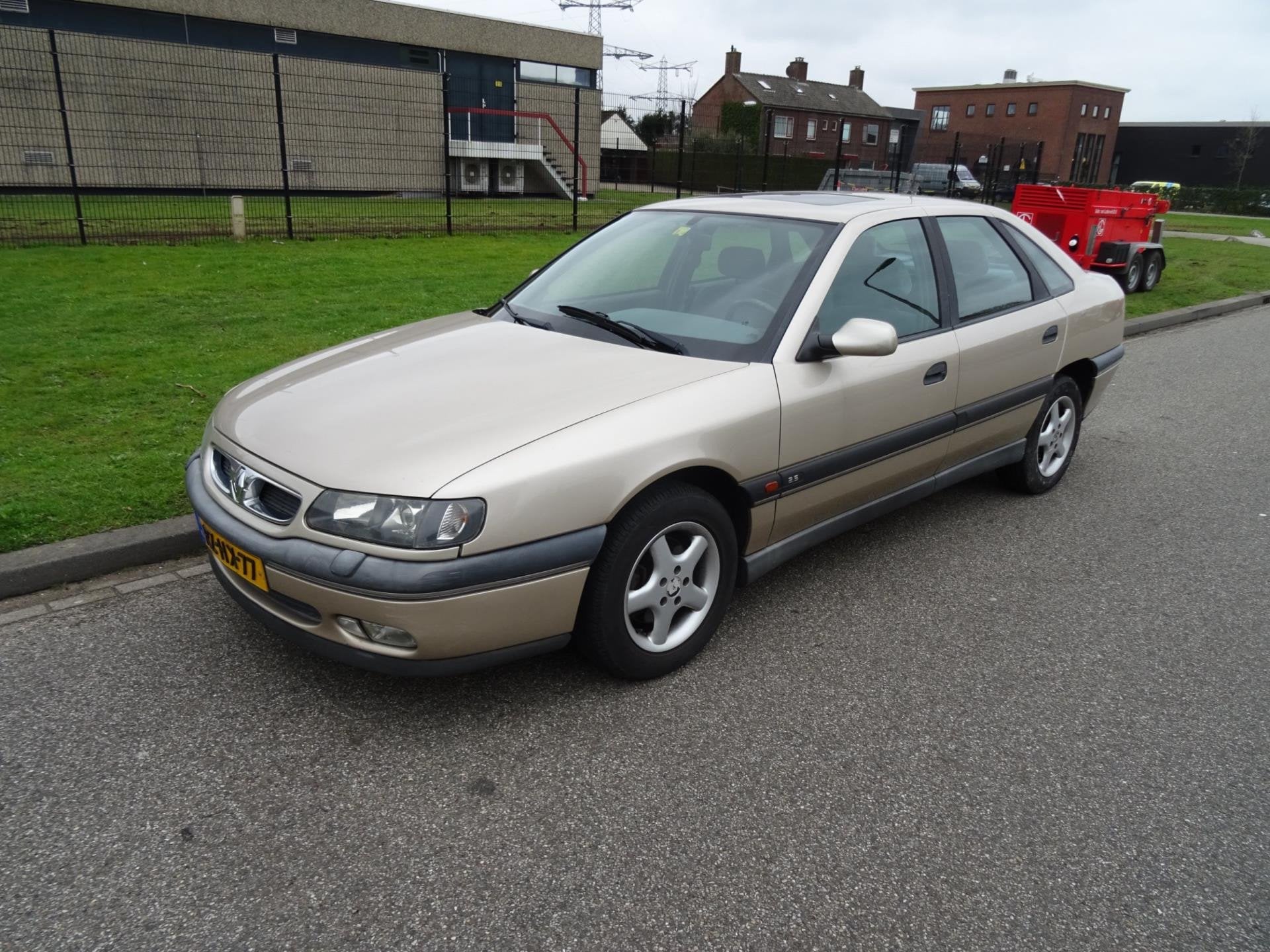 Renault Safrane 2.5 RXT automaat, Auto's, Gebruikt, Bruin, Origineel Nederlands, Bedrijf
