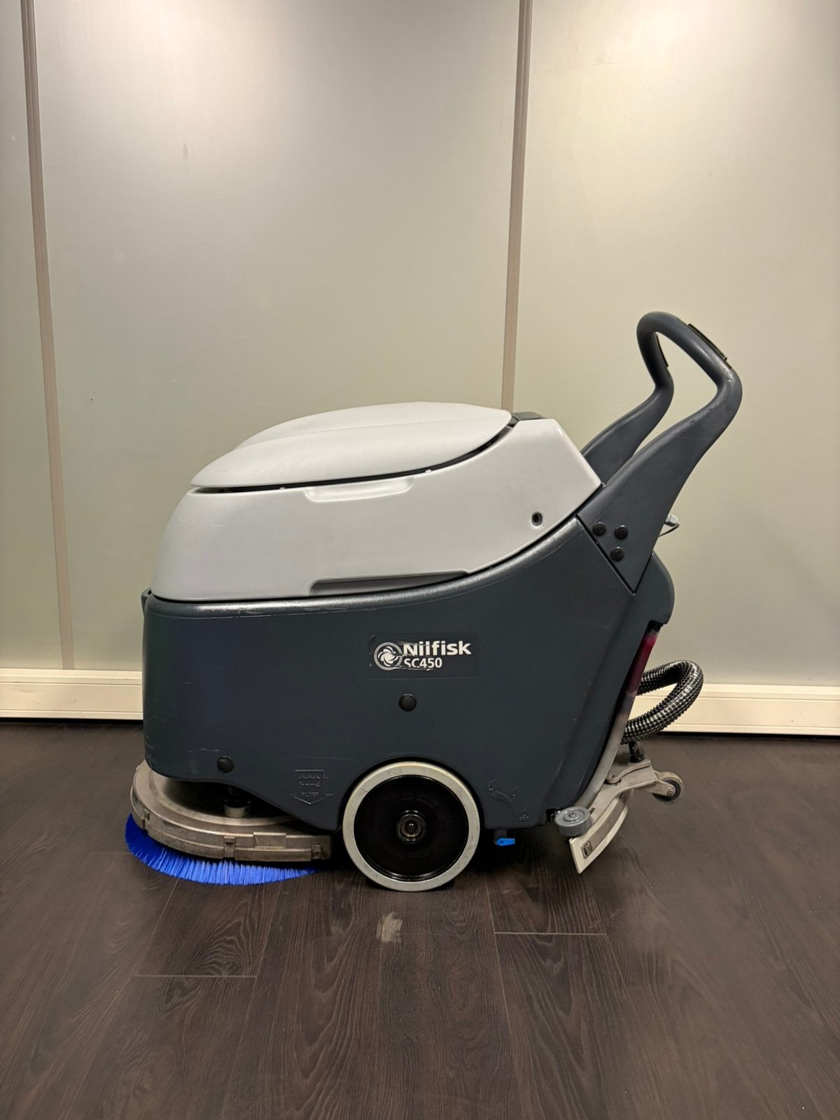 Schrobmachine | Nilfisk SC450 | Nieuw accupakket, Ophalen of Verzenden, Gebruikt, Schrobmachine