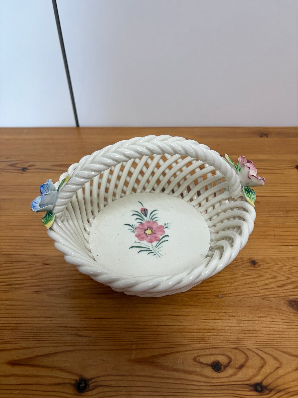Keramieken mandje met bloemdecoratie - Made in Spain, Ophalen of Verzenden