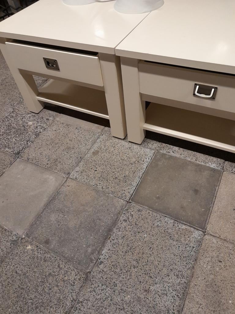 2 identieke hoek- of bijzettafeltjes, Ophalen, Gebruikt, Vierkant, Hout