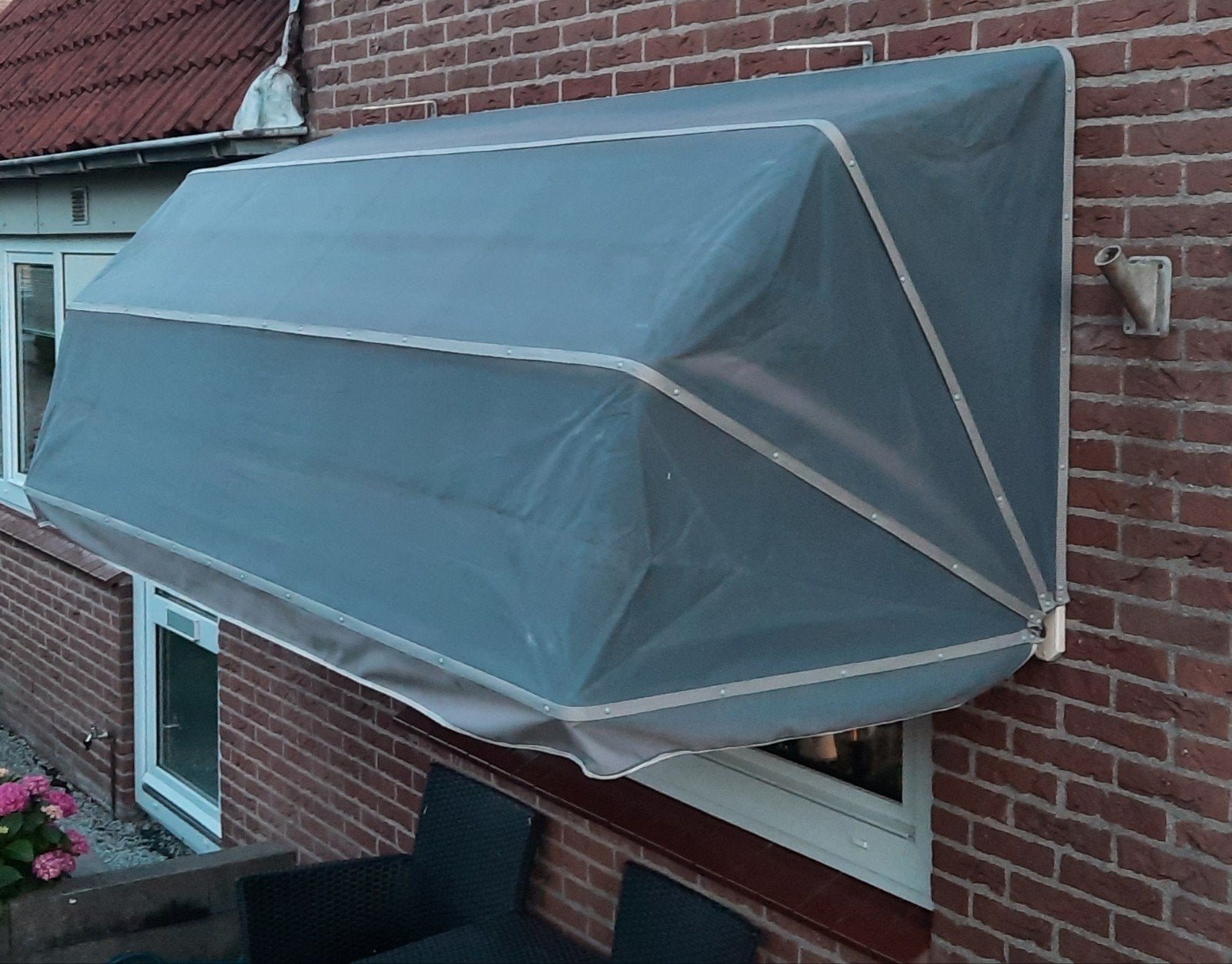 Grijze markies zonnescherm., Ophalen, Gebruikt