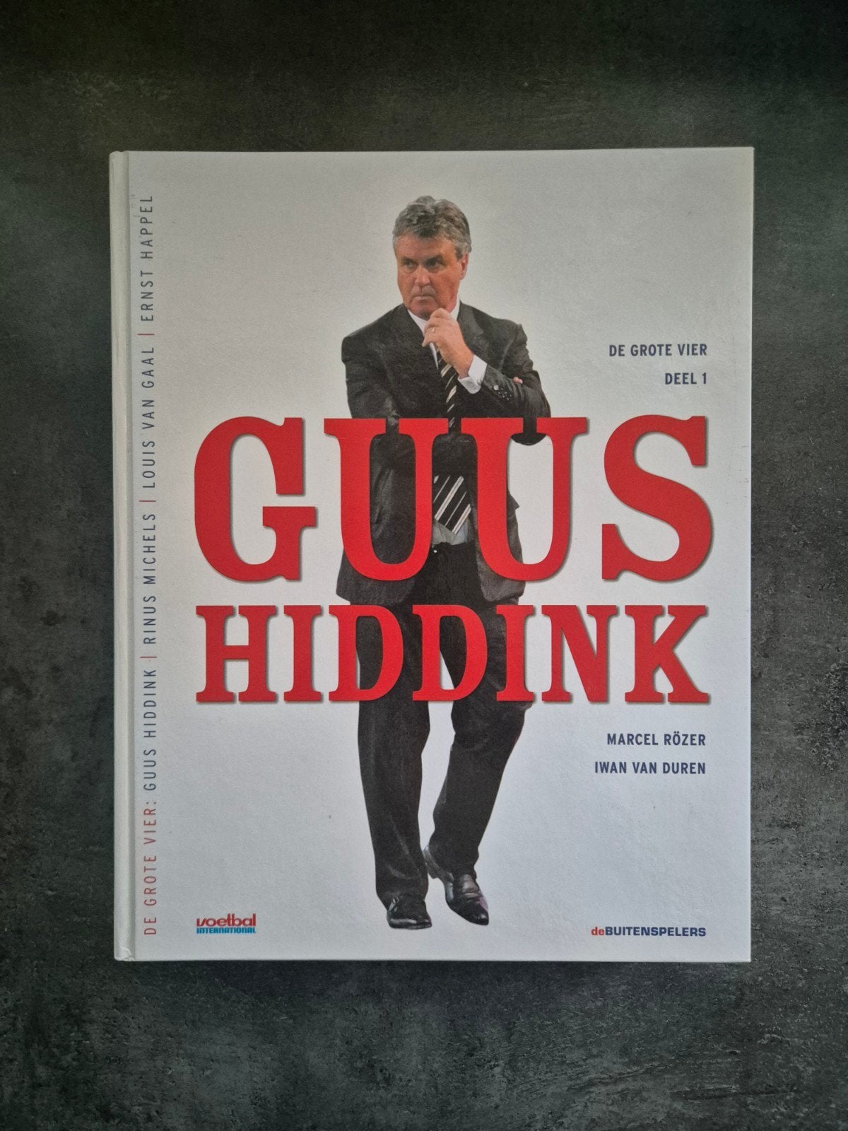 Boek: Guus Hiddink - De Grote Vier Deel 1 (511 blz.), Ophalen of Verzenden