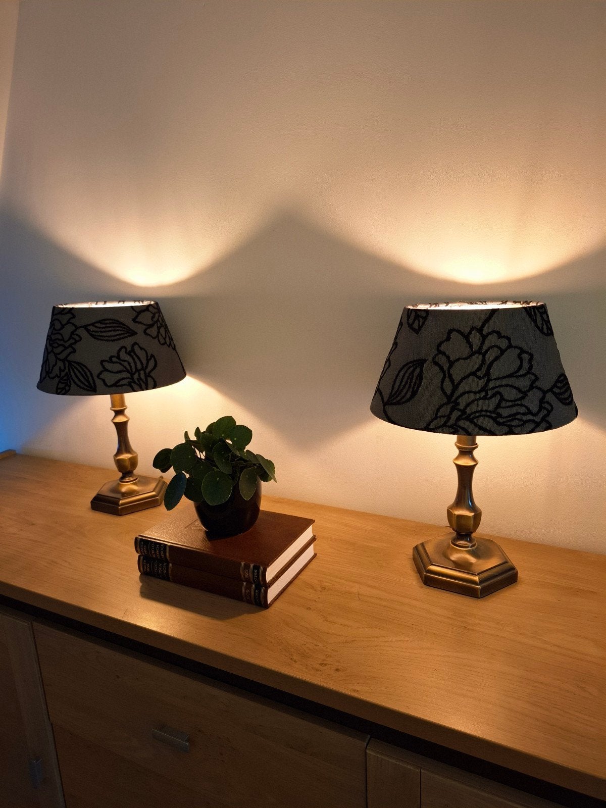 2 tafellampen vintage messing voet met gebloemde lampenkap, Huis en Inrichting, Ophalen of Verzenden, Zo goed als nieuw, Klassiek, vintage, cottagecore stijl