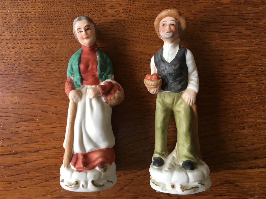 2 Keramiek Beeldjes "Man en Vrouw in 19e eeuwse Kleding", Ophalen of Verzenden