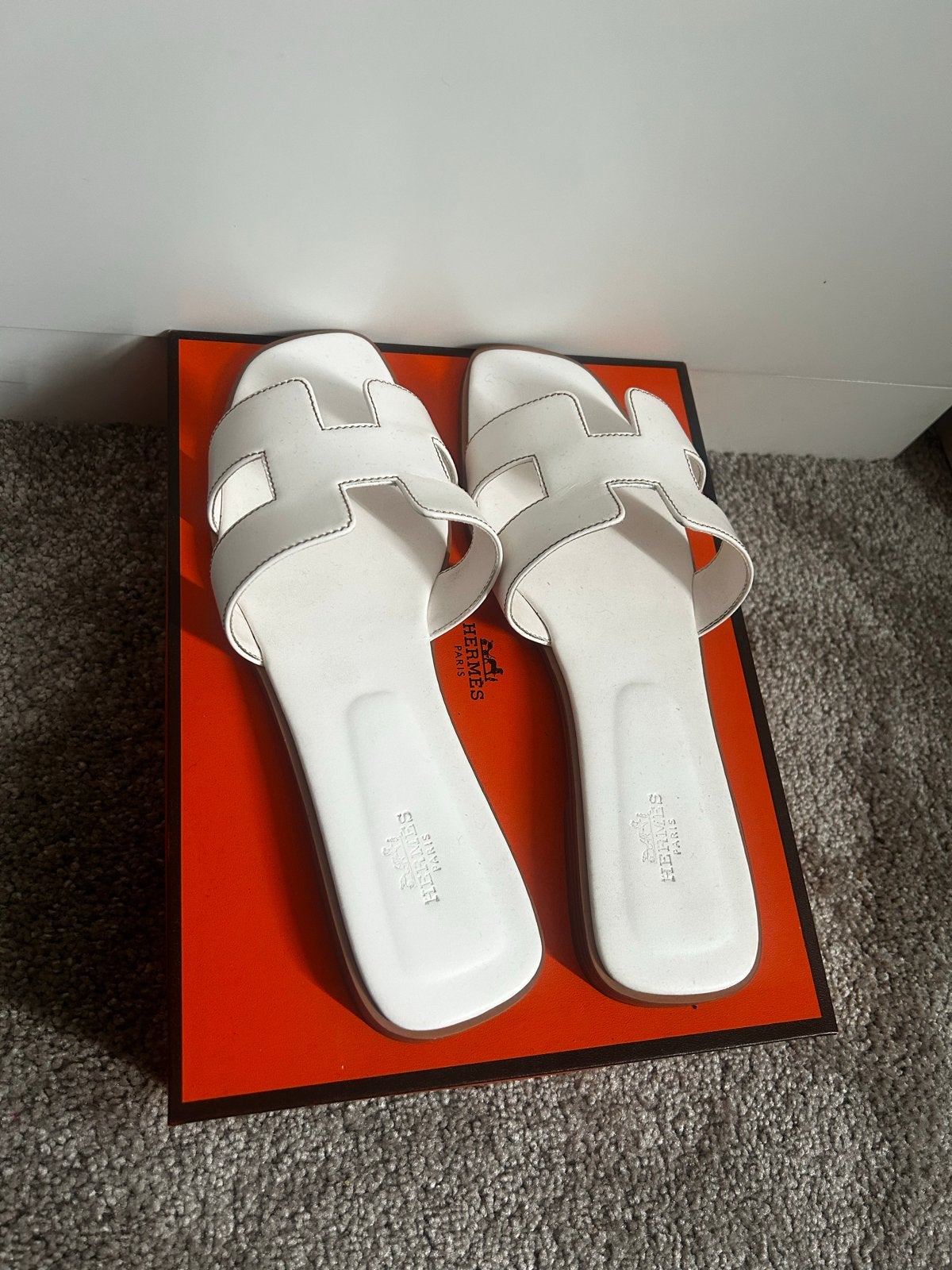 Hermes Witte slippers maat 42 - Zo goed als nieuw, Kleding | Dames, Schoenen, Ophalen of Verzenden, Zo goed als nieuw, Wit, Slippers