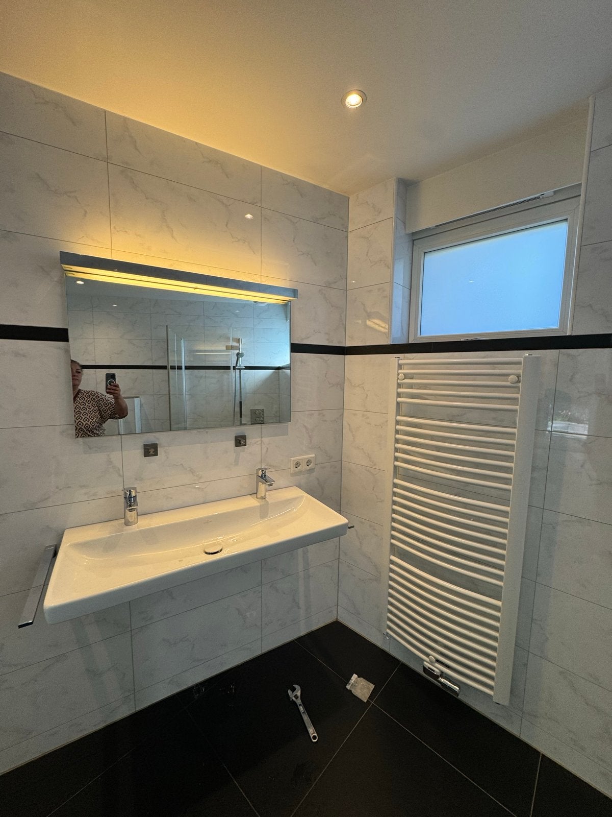 Moderne badkamer met douche en wastafel, Ophalen, Zo goed als nieuw, Met douche