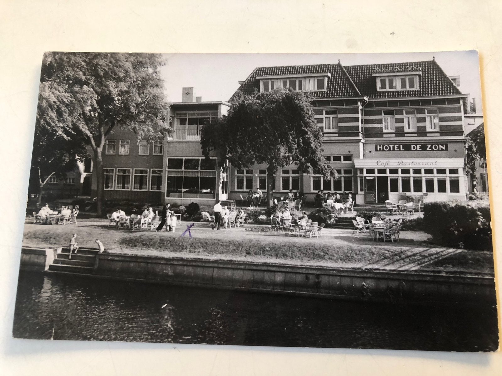 1962 - Gelopen Ansichtkaart Hotel De Zon a.d. Vecht in Ommen, Verzamelen, Ansichtkaarten | Nederland, Ophalen of Verzenden, 1960 tot 1980