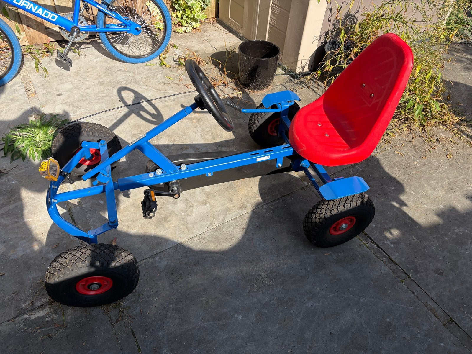 Blauwe mammoet skelter met rode zitting