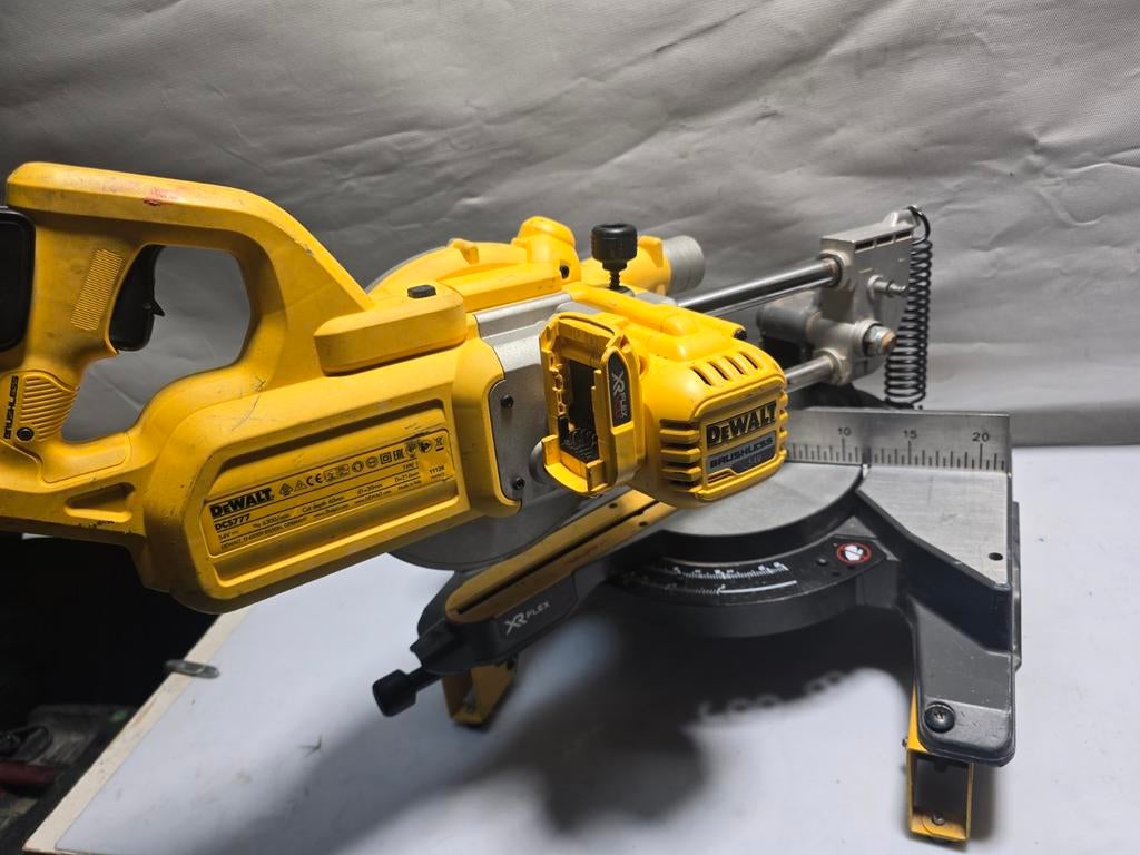 DeWALT DCS777N-XJ 54V XR FlexVolt Li-Ion Accu afkortzaag, Ophalen of Verzenden, Dewalt, N.v.t, N.v.t