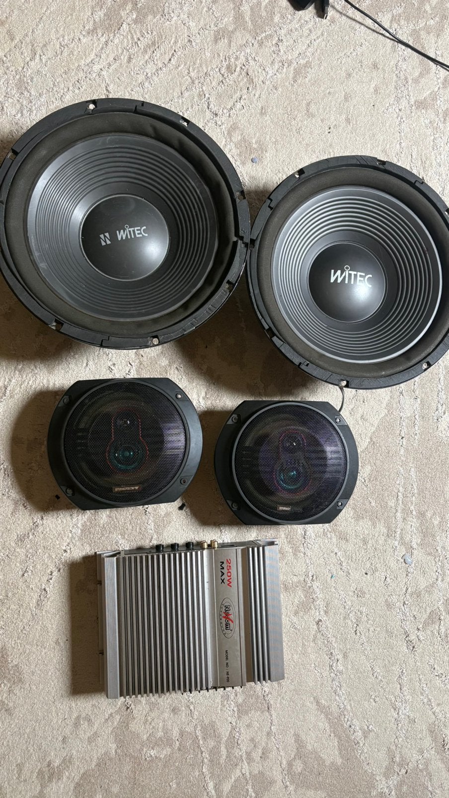 Auto amplifire met 2 subwoofer en 2 speaker, Auto diversen, Autospeakers, Ophalen, Zo goed als nieuw