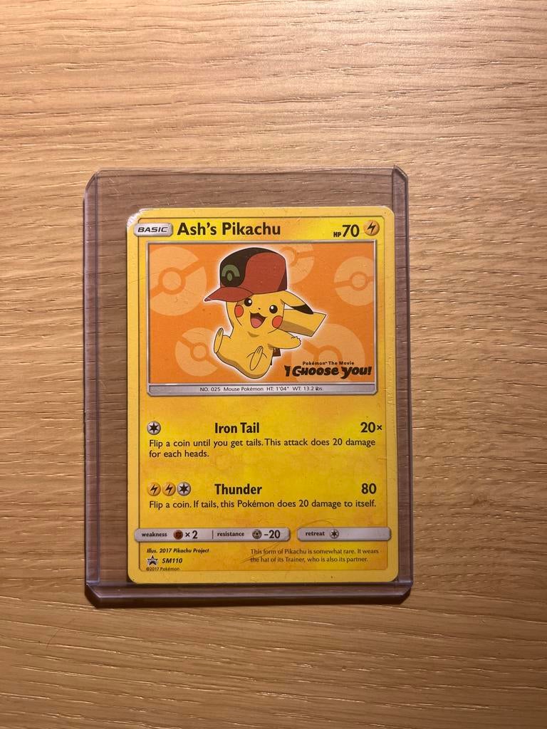 Ash's Pikachu Pokemon Kaart SM110 - Hoekje beschadigd, Ophalen of Verzenden, Zo goed als nieuw, Losse kaart