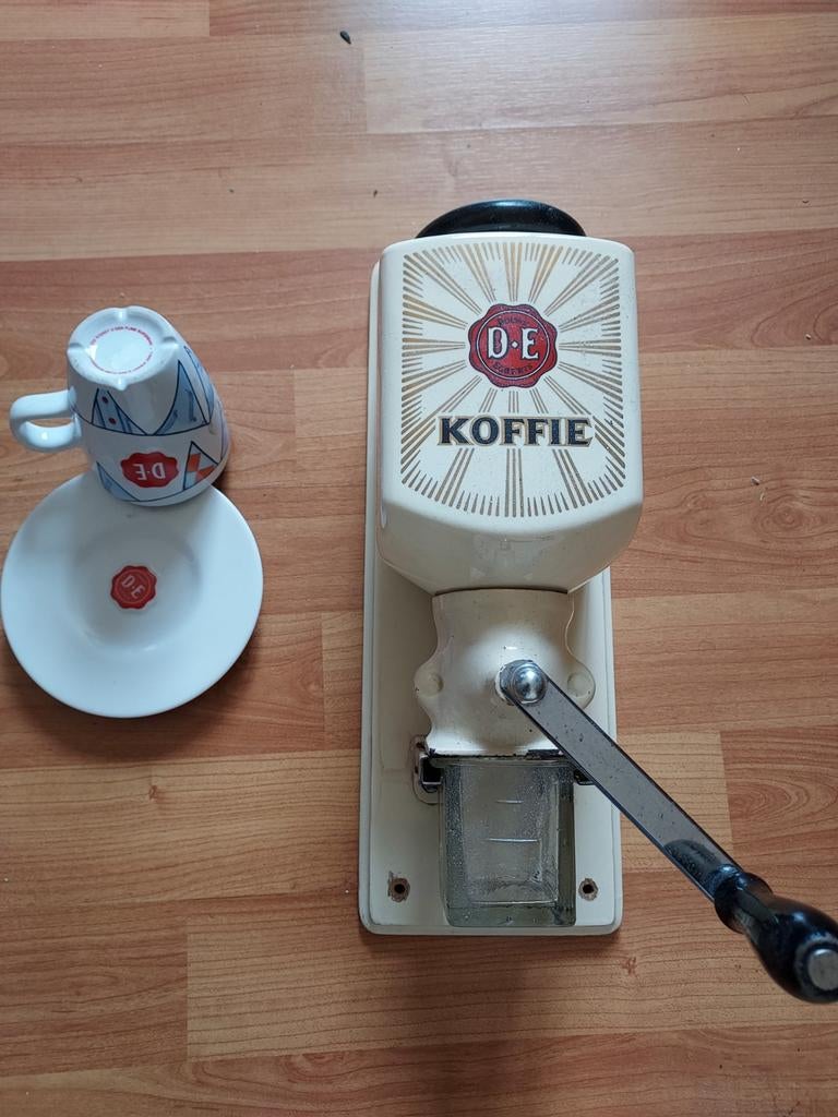 Vintage DE Koffiemolen met DE Kop en Schotel, Ophalen of Verzenden