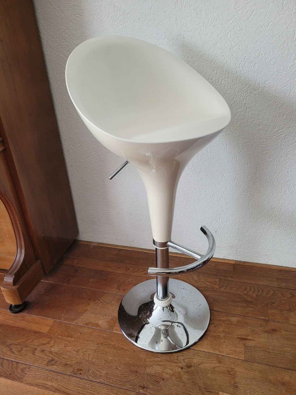Witte barkruk Magis Bombo met voetsteun en draaifunctie, Huis en Inrichting, Ophalen, 60 tot 90 cm, 1 kruk, In hoogte verstelbaar