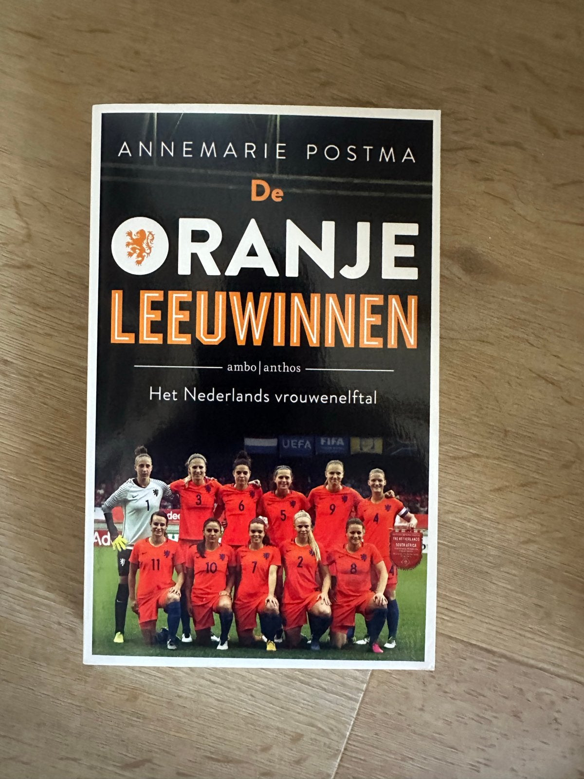 Boek - De Oranje Leeuwinnen - Het Nederlands vrouwenelftal, Ophalen of Verzenden, Gelezen, Balsport