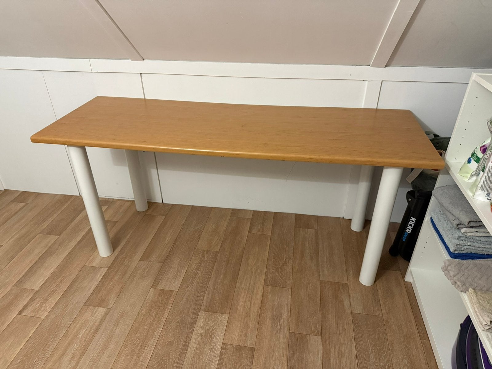 Gratis af te halen: Houten bureau met witte poten (177x60cm), Huis en Inrichting, Bureaus, Ophalen, Gebruikt, Hout, Computerbureau