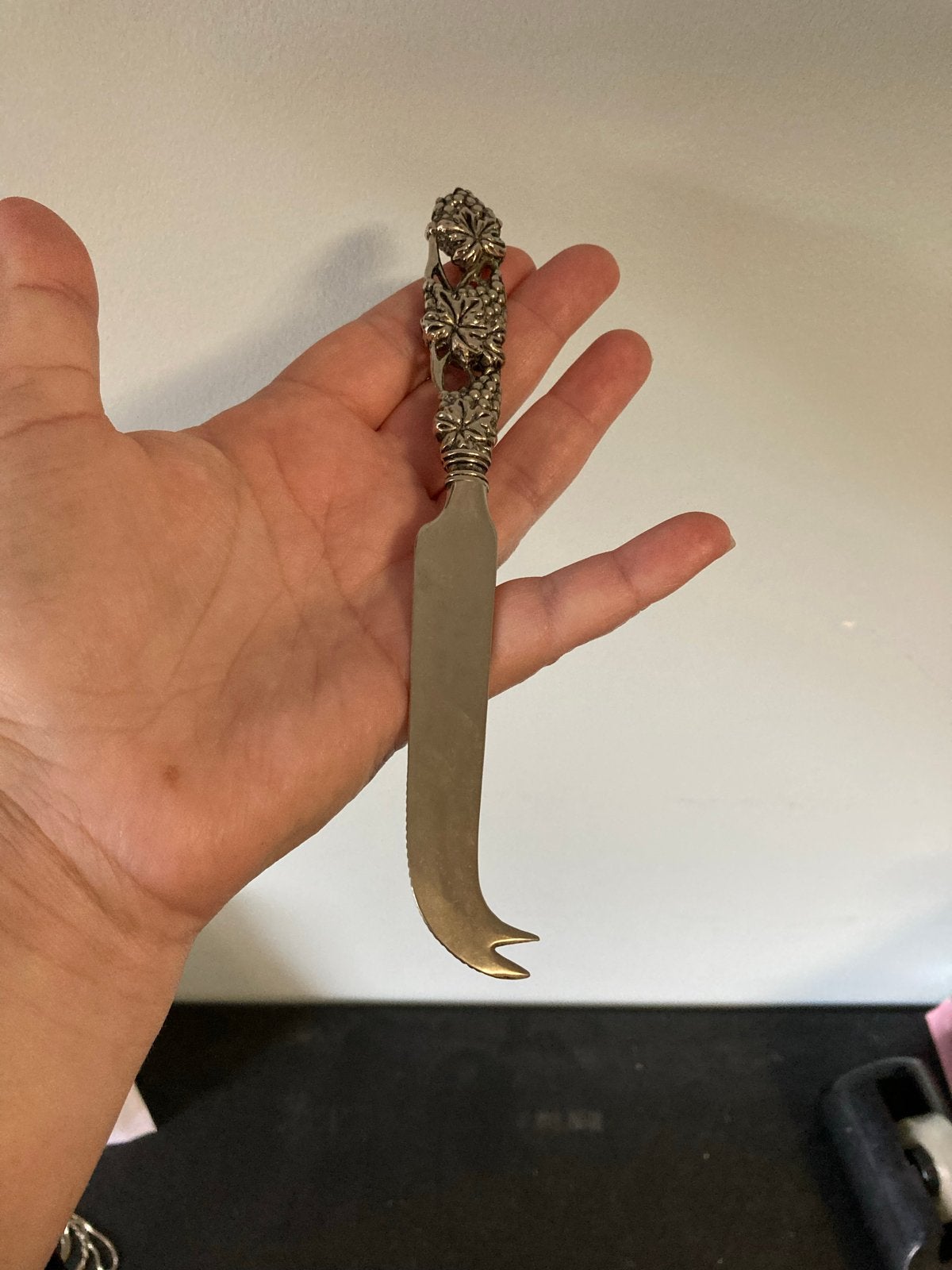 Decoratief Kaasmes met Druivenrank Handvat, Antiek en Kunst, Ophalen of Verzenden