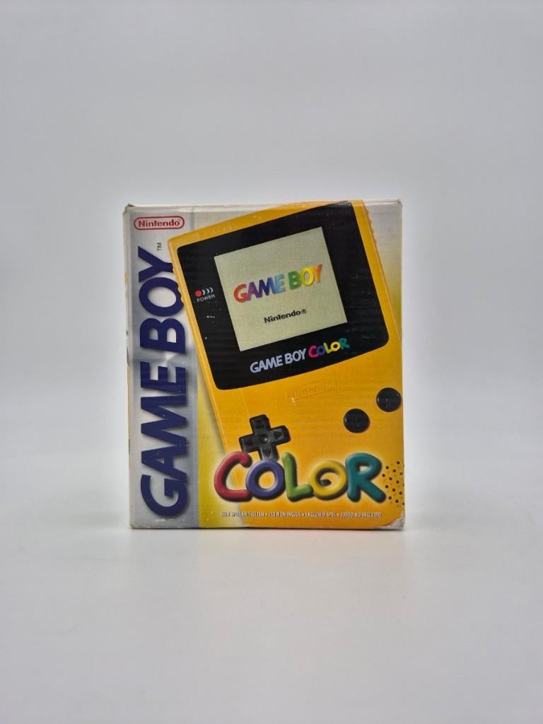 Gameboy Color Geel Compleet in Doos€169.95, Spelcomputers en Games, Specificaties Platform: Nintendo Gameboy Color Kleur: Geel Voeding: Batterij en/of netstroom adapter Bijzonderheden: Geen