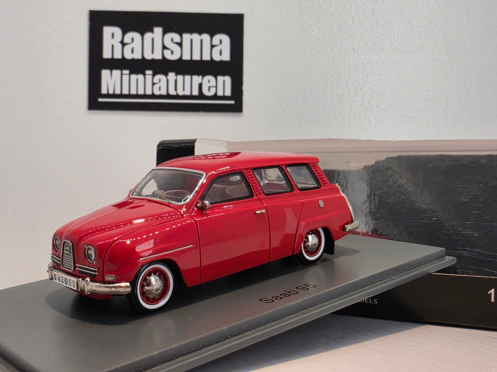 Saab 95 Combi - 1964 Rood - 1:43 Neo Scale Models, Hobby en Vrije tijd, Modelauto's | 1:43, Overige merken, Auto, Neo Scale Models