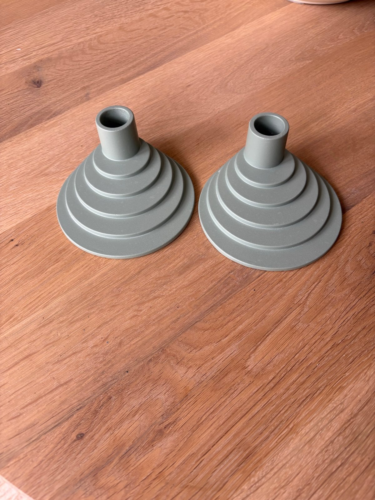 2x IKEA Ypperlig Kandelaar - grijsgroen, Overige materialen, Ophalen of Verzenden, Zo goed als nieuw, Groen