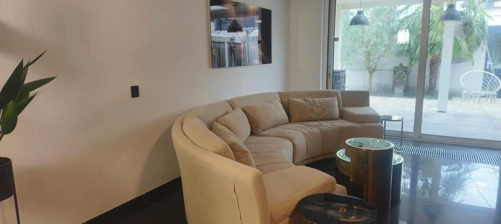 Luxe halfronde hoekbank Fonda - Crème met gouden accenten, Huis en Inrichting, Banken | Bankstellen, Ophalen, 100 tot 125 cm, Hoekbank