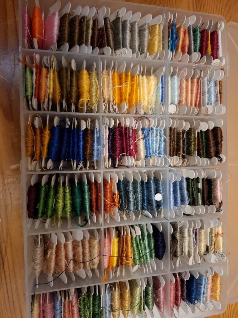Heel veel kleuren DMC borduurgarens, Hobby en Vrije tijd, Ophalen of Verzenden, Zo goed als nieuw, Handborduren, Borduurgaren of Zijde