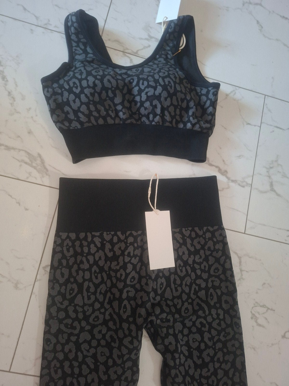 Nieuwe sportset: legging en sportbeha met luipaardprint, Kleding | Dames, Maat 38/40 (M), Zwart, Nieuw, Ophalen of Verzenden