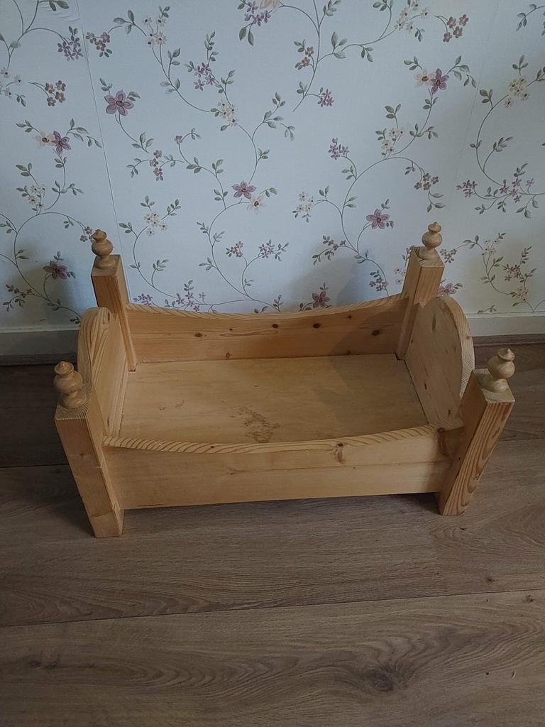 Houten bedje voor Poppen, Ophalen, Gebruikt, Meubelstuk of Keukentje