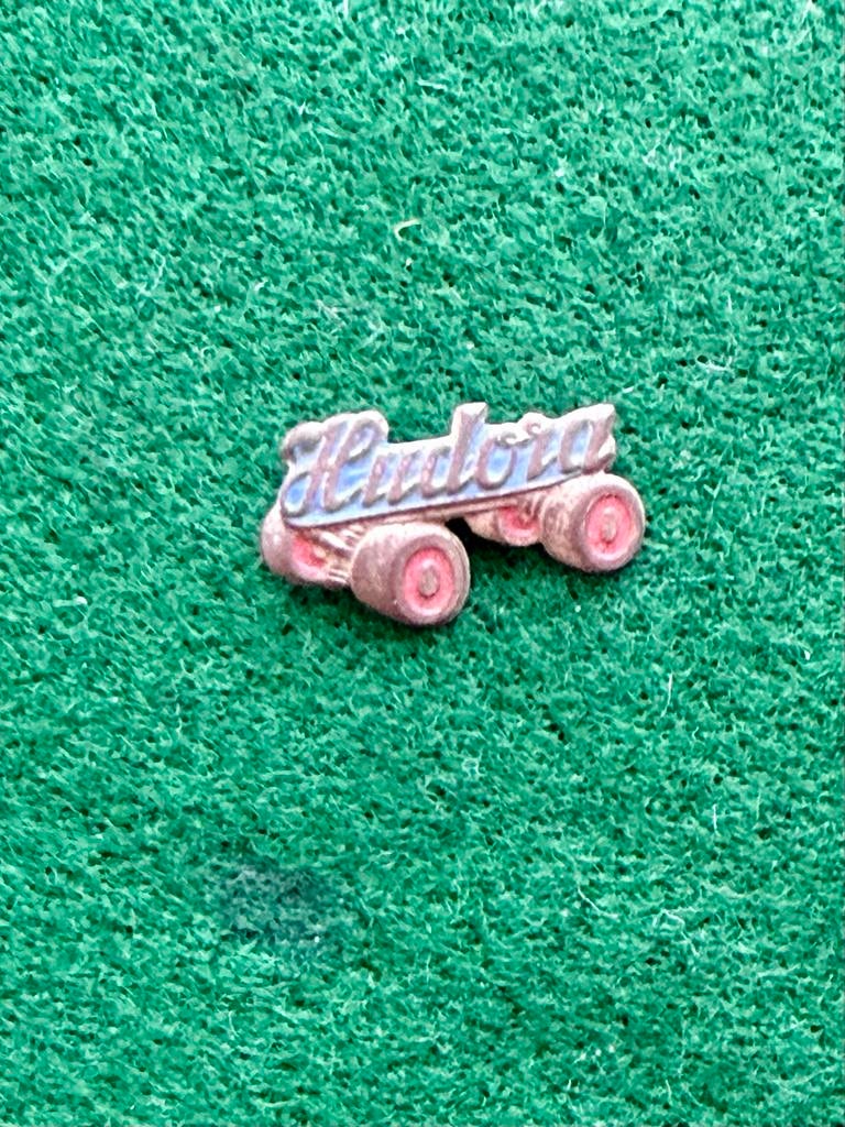 Vintage Hudora Speldje/Pin - rolschaats, Ophalen of Verzenden, Gebruikt, Transport, Speldje of Pin