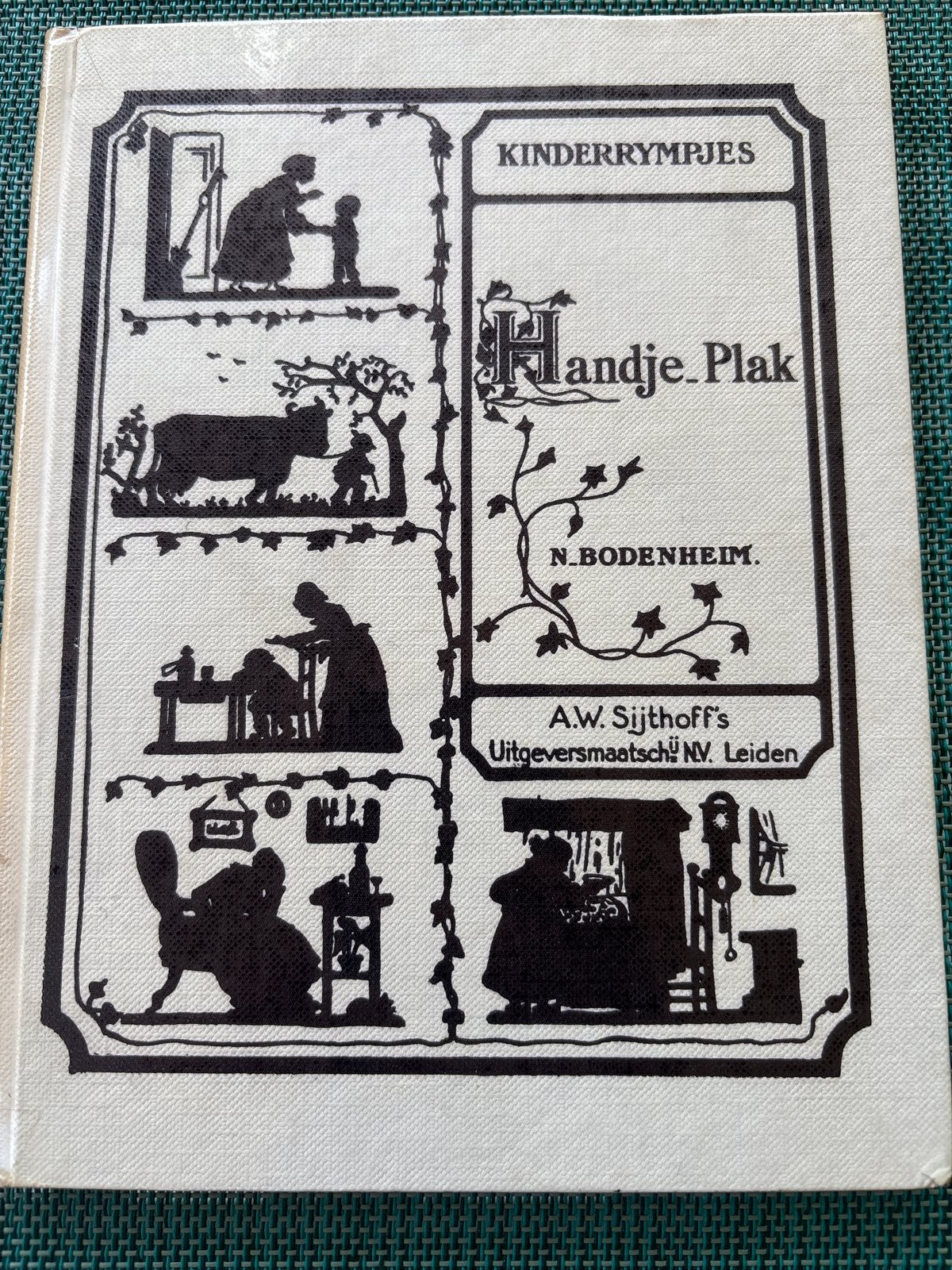 Handje Plak - Kinderrympjes door N. Bodenheim (1962), Boeken, Gelezen, Fictie algemeen, Jongen of Meisje, Ophalen of Verzenden