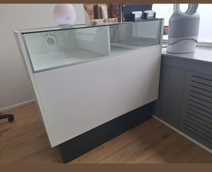 Balie/toonbank met vitrine, opbergruimte en verlichting!, Ophalen