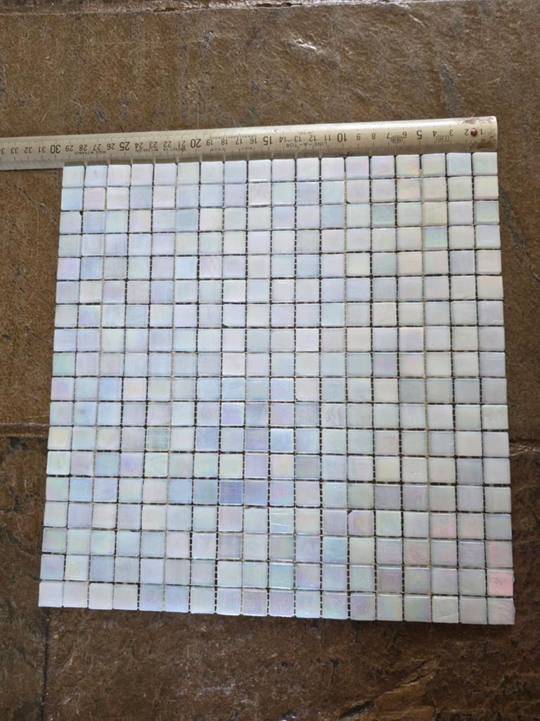 Witte iriserende mozaïektegels - 30x30 cm, Ophalen, Zo goed als nieuw, 20 tot 40 cm, Minder dan 5 m²