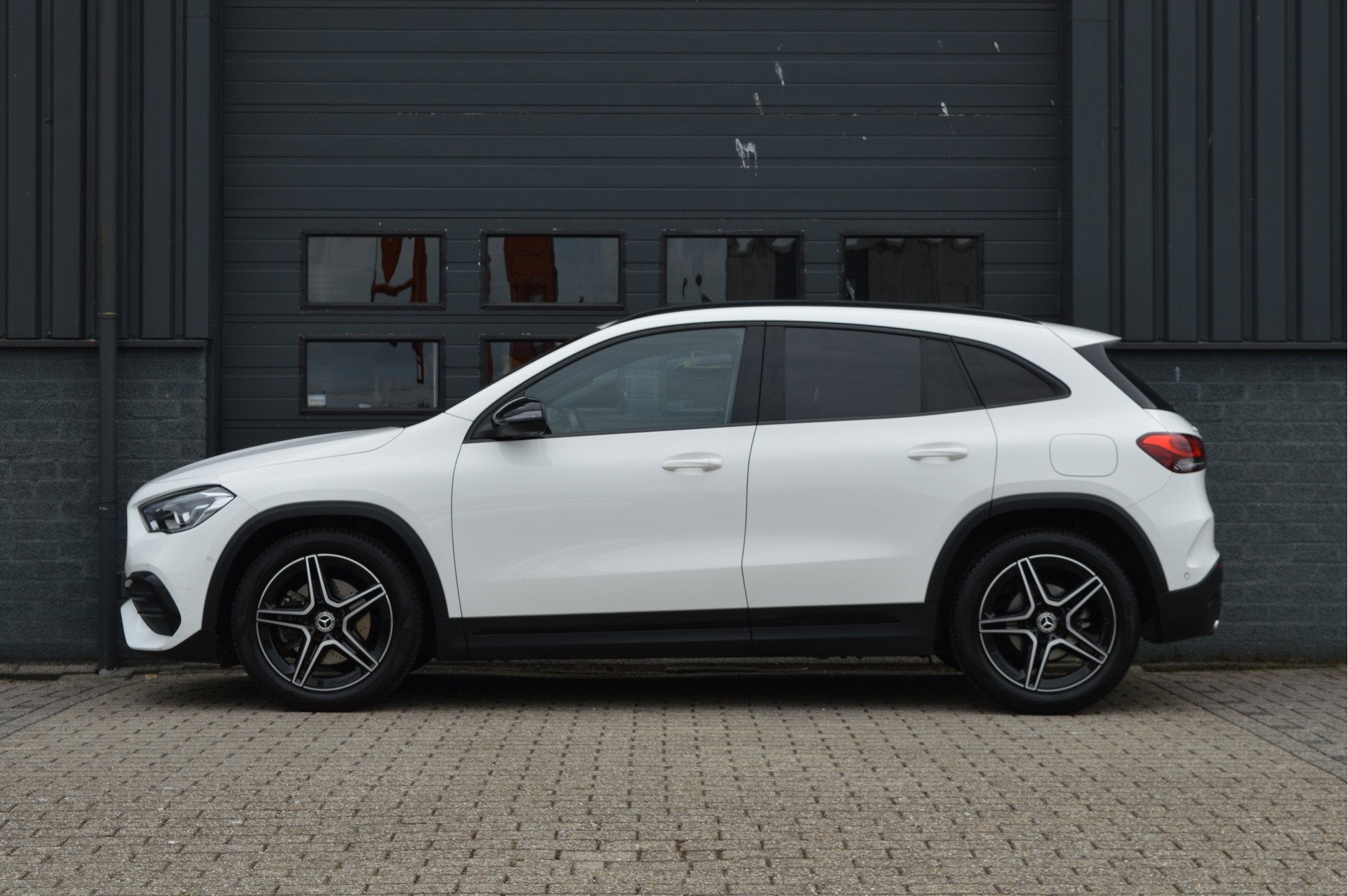 Mercedes-Benz GLA 200 Business Solution AMG | CAMERA | SFEER, 4 cilinders, Met garantie (alle), Wit, Origineel Nederlands