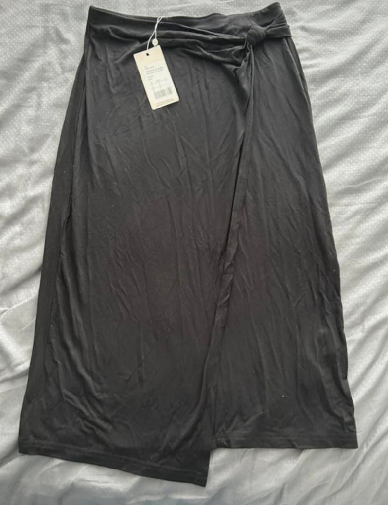 Nieuwe zwarte rok Anna Field maat M met split en knoopdetail, Maat 38/40 (M), Zwart, Nieuw, Ophalen of Verzenden
